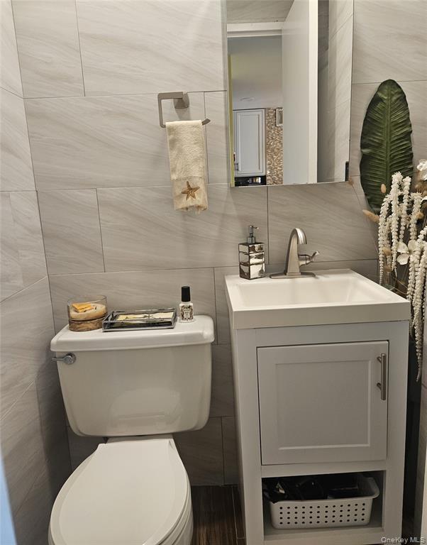 Half Bath off Kitchen - 2 Richmond Rd Unit 4F