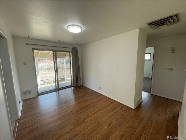 Photo - 3086 Victor St