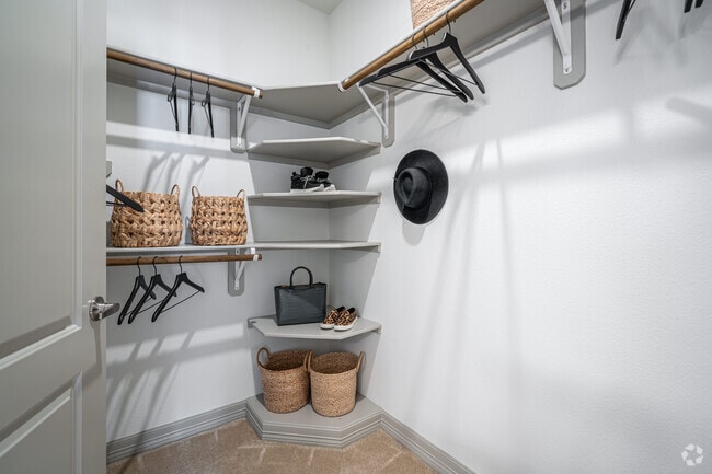1BR, 1BA - 810SF