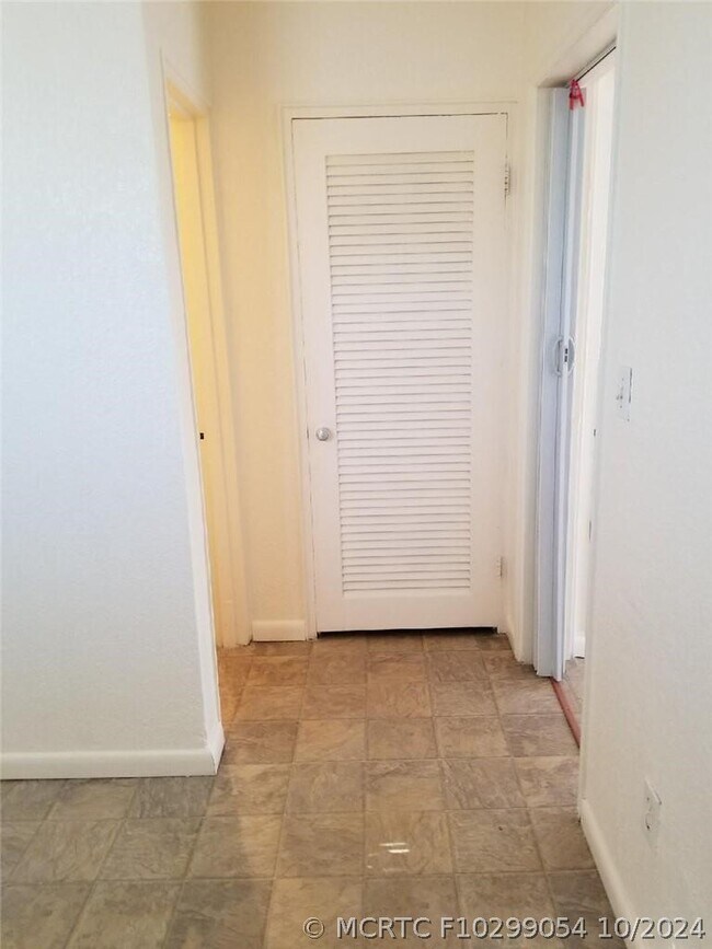 2104 Monroe Terrace Unidad Side