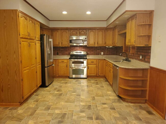 "Spacious 5-Bedroom Retreat with 3 Full Baths in Huntsville – Your Perfect Family Home Awaits!"