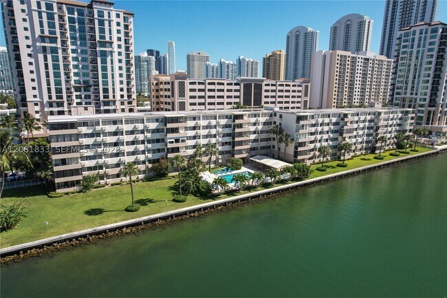 Building Photo - 220 Kings Point Dr Unit 304