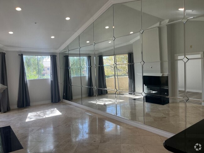 Building Photo - Amazing upgraded penthouse level unfurnish... Unit 433