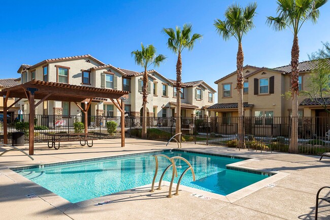 Patio y glorieta de la piscina Casa Sole Vita - Casa Sole Vita Townhomes