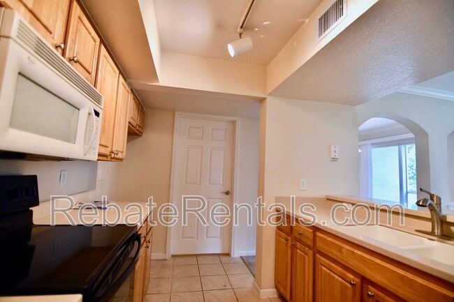 Photo - 10075 Gate Pkwy N Unidad #604