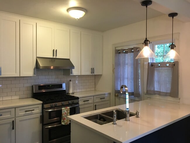 Cocina reformada, estufa de gas. - 20 Craven Ave