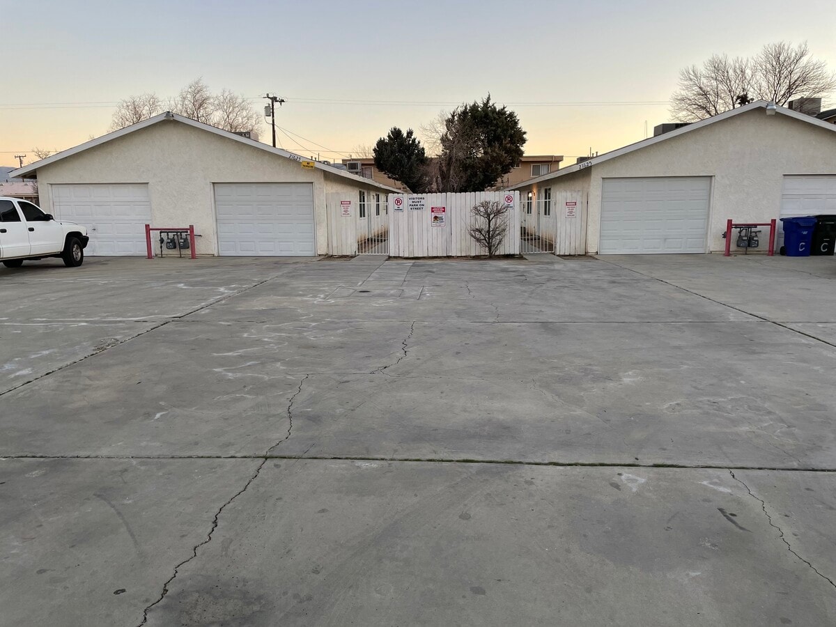 Large lighted carport, right front unit - 21625 Bear Valley Rd Unidad #D