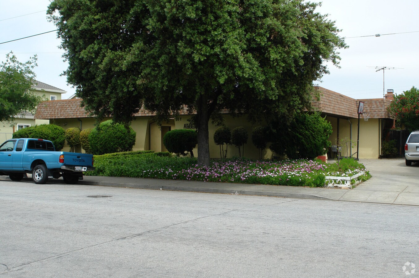 Photo - 557 Alberta Ave