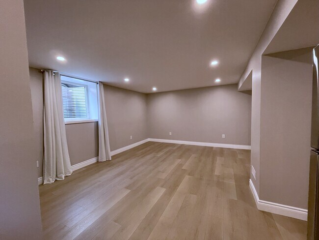 Photo - 895 Cochrane Cres Unit 2