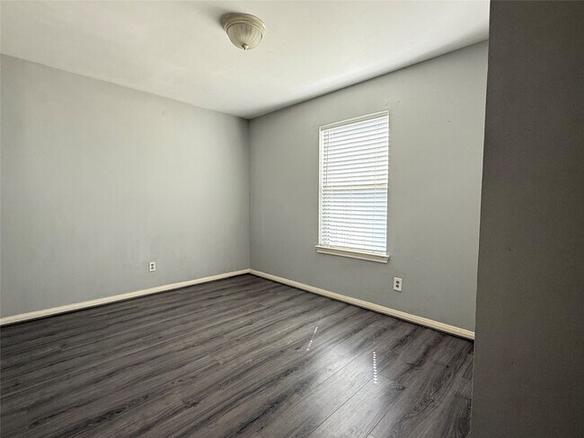 Photo - 304 Dell Ct