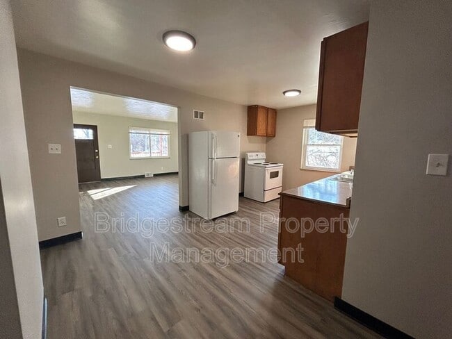 Building Photo - 211 N Cherrywood Ave