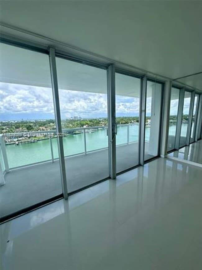 Building Photo - 5750 Collins Ave Unit 5750 Collins Ave appt 10F