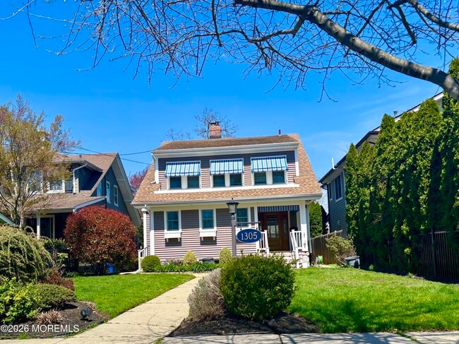 Building Photo - 1305 Locust Dr