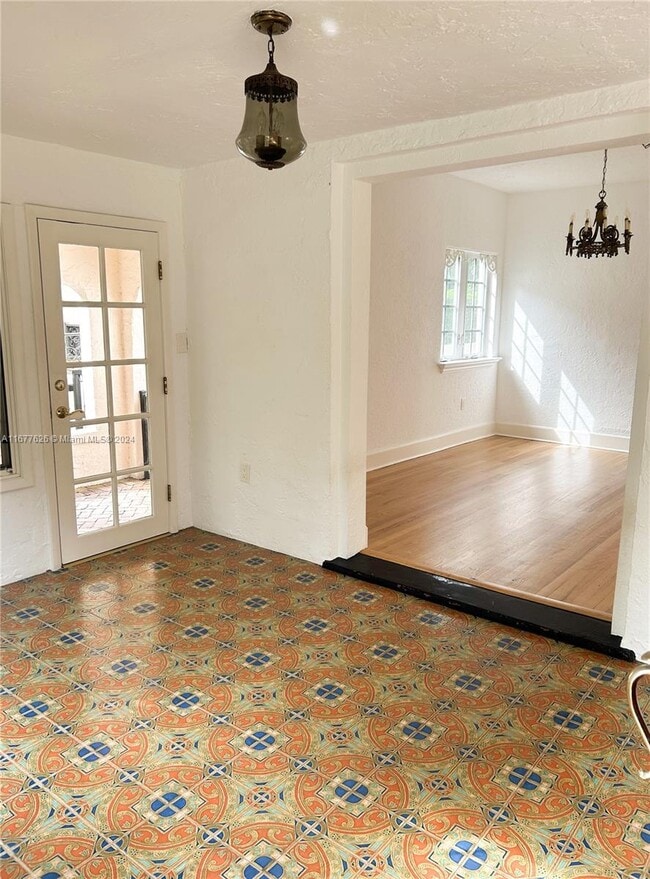2504 Alhambra Cir