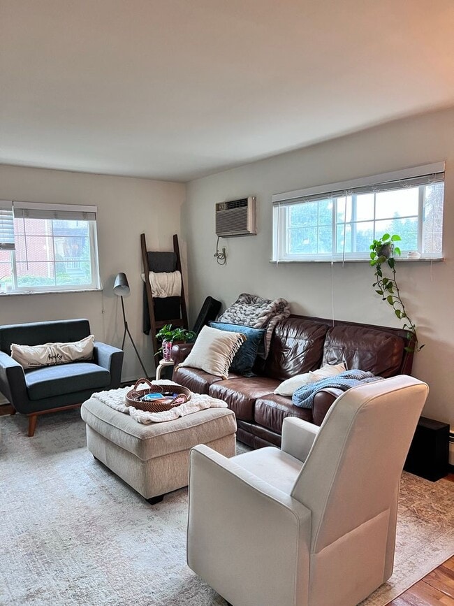 Photo - 2 BR IN HYDE PARK WITH OFF STREET PARKING Unit 01