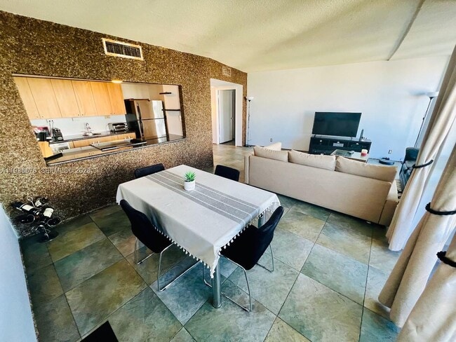 Building Photo - 900 Bay Dr Unit 411