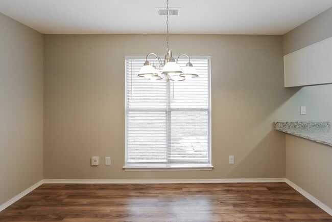 Photo - 6500 Cornwall Rd