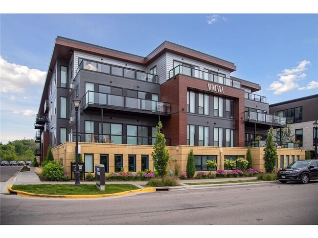 Building Photo - 253 Lake St E Unit 307