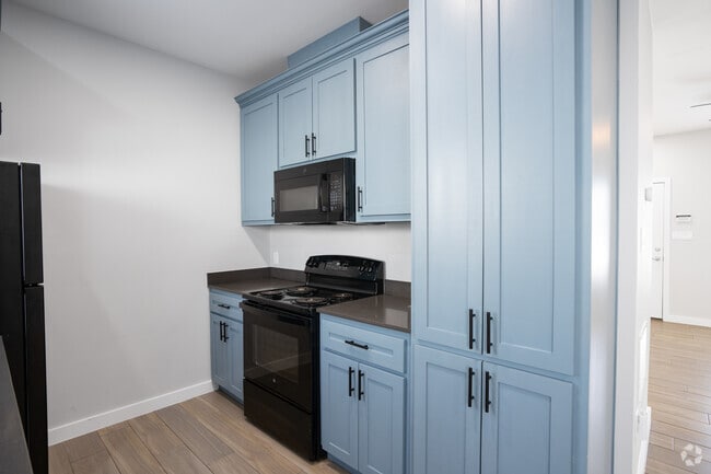 2BR, 2BA - 857SF - Kitchen