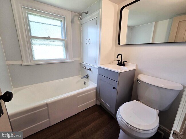 Photo - 735 W Broad St