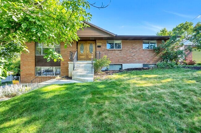 Photo - 2555 Elm Ave