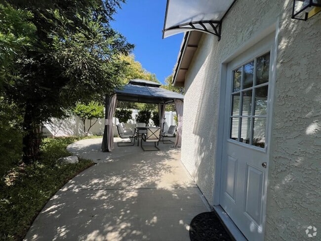 Building Photo - Partially furnished 1+1 w/all appliances +... Rental