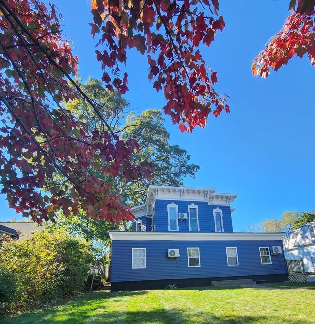 Building Photo - Large one bedroom one bath upstairs apartment Unit 422-D South Union Street