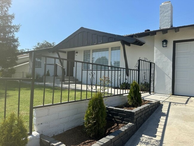 Building Photo - 3+2 RENOVATED W/Drive-Through Garage! Rental