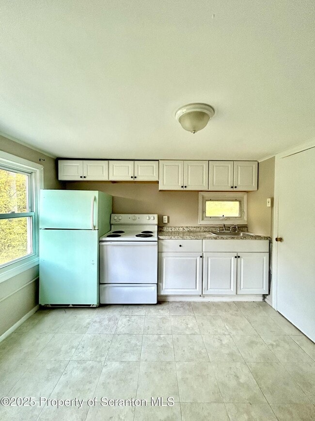 Photo - 1395-1395 Old Trail Rd