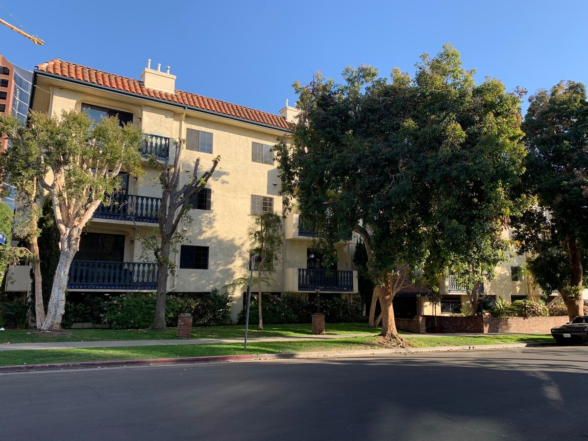 Goshen Ave - Vista del frente - Goshen Apartments Brentwood Unidad 110