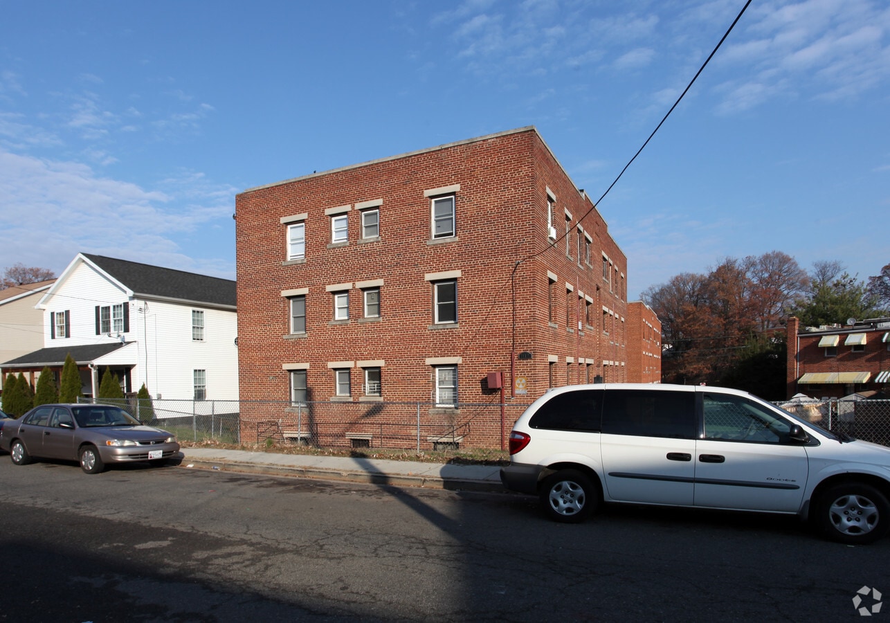 Photo - 5110 A St SE