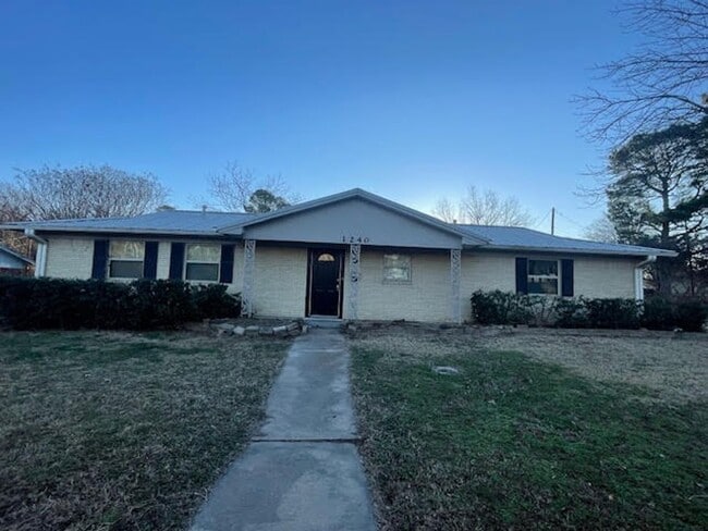Photo - Single-Family Home: 3 bed, 2 bath