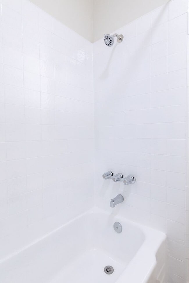 Photo - 1 & 2 Bedroom Apartment in KoreaTown, Los ...