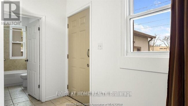 Photo - 762 Aylmer Ave