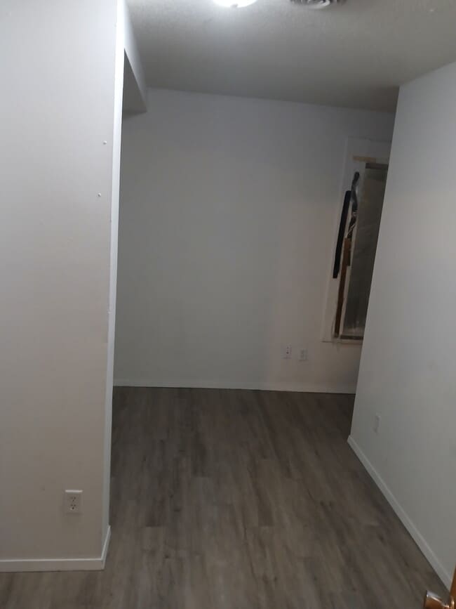 Photo - 941 W 8th St