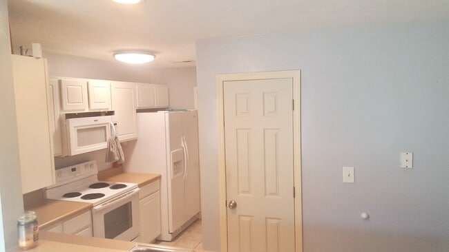 Photo - 5 Bed 3.5 Bath Townhome Now Available!