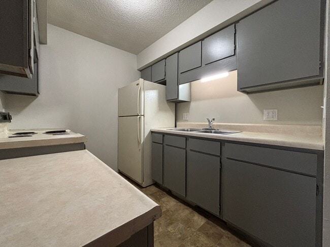Photo - Renovated 1 Bedroom, 1 Bath Apartment at t... Unidad 121