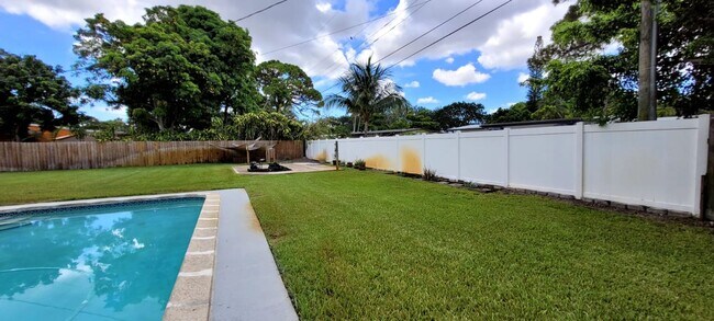 Building Photo - 4330 SW 10th St