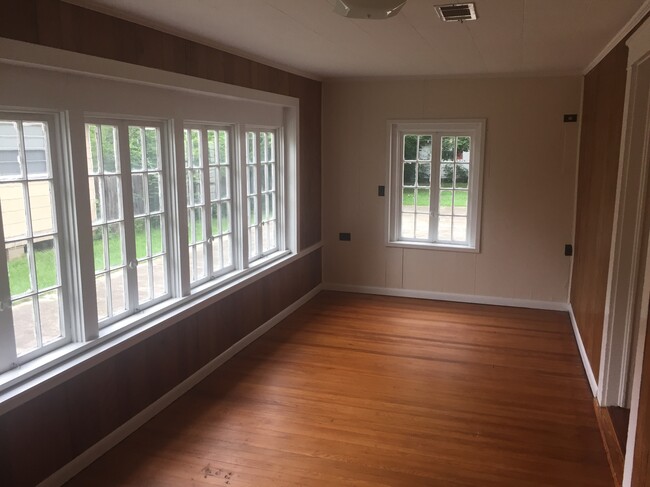 Sun room - 404 Camille St House