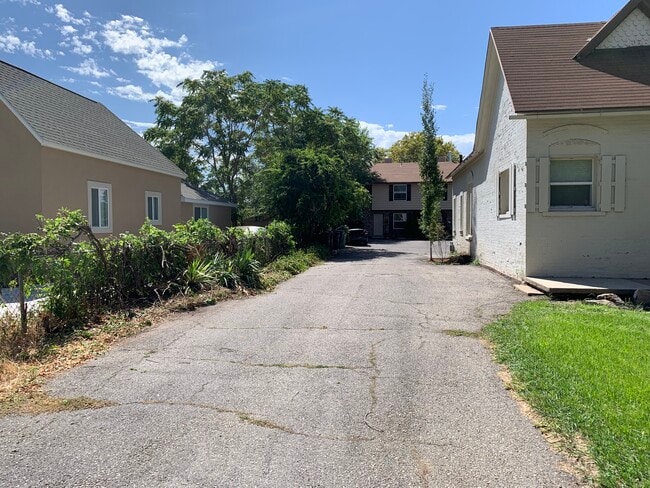 Aislado detrás de la casa #456 - 466 E 400 S