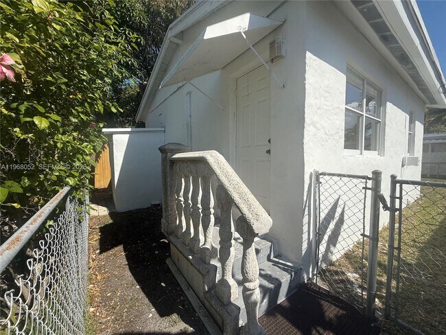 Building Photo - 2801 SW 26th St Unit R-Right