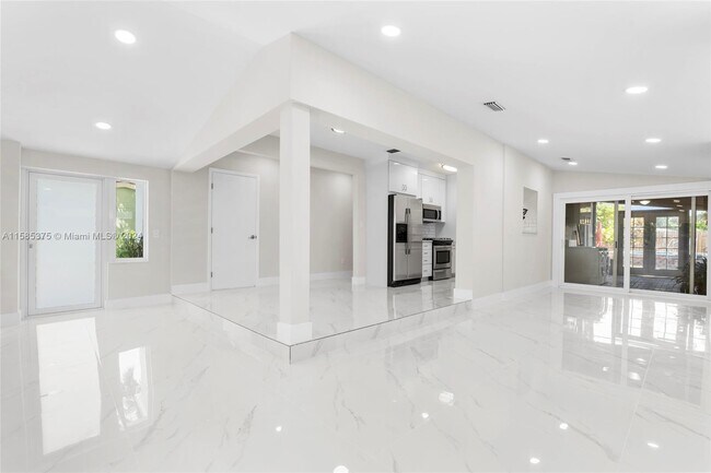 Photo - 1140 NE 183rd St