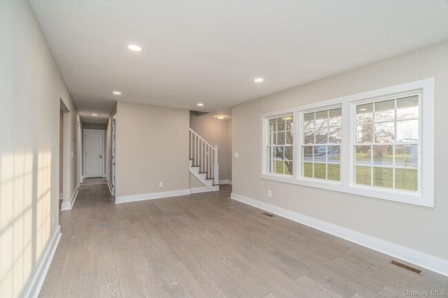 Photo - 970 Village Ln