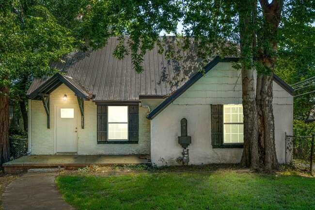 Building Photo - House Available for Rent!