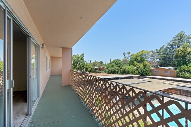 2BR, 2BA - 1080SF - Balcony