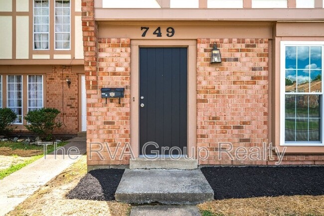 Photo - 749 Pleasant St