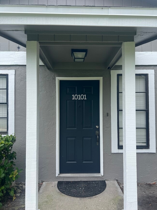 10101 Lake Oak Cir