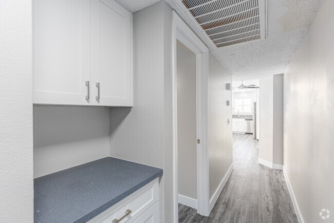 2BR, 2BA - 965SF - Hallway