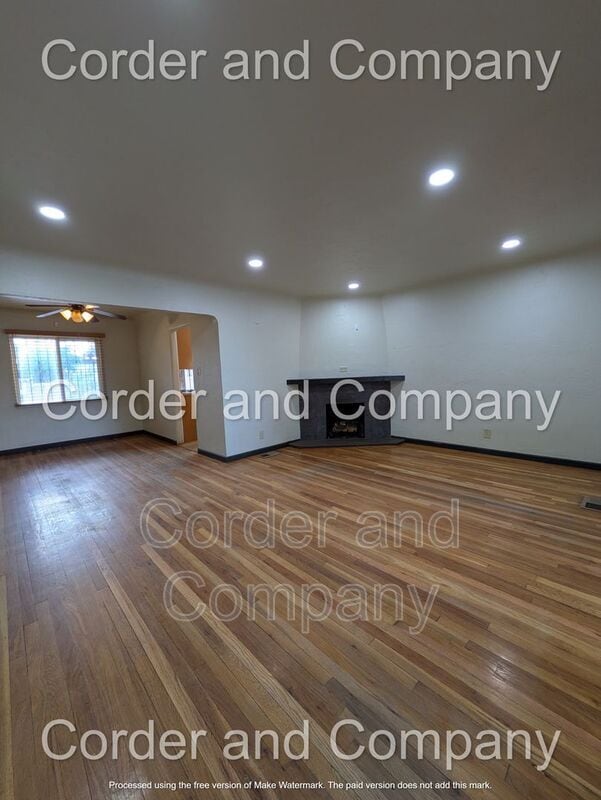 Photo - 302 Valencia Dr NE