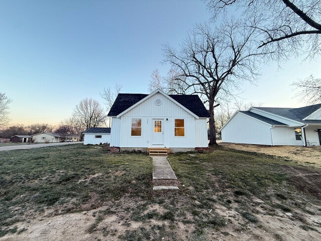 Photo - 4 Bed 2 Bath Aurora, MO